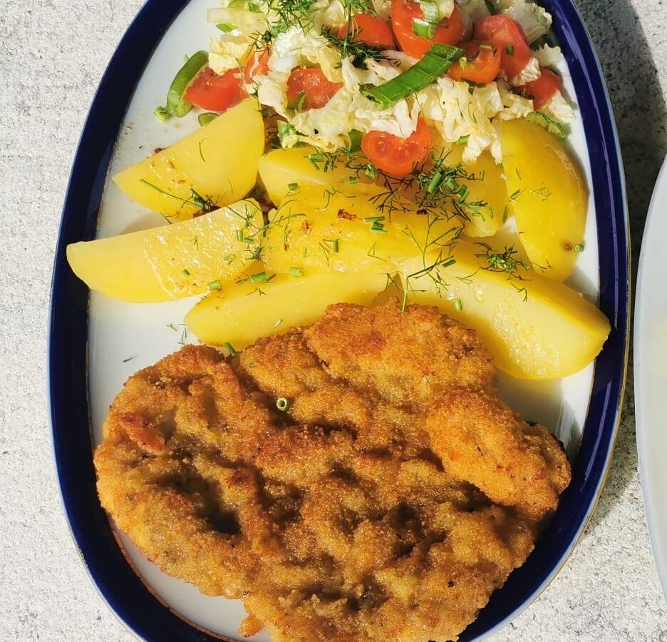 Schnitzel mit Kartoffeln zum Abendessen