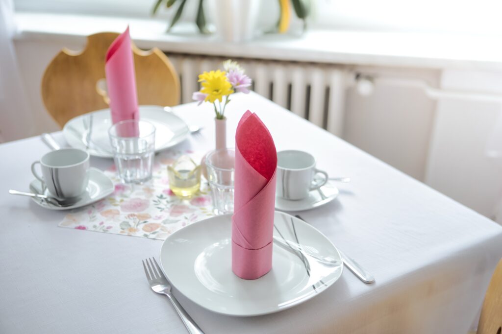 Frühstückstisch mit Blumen und Servietten