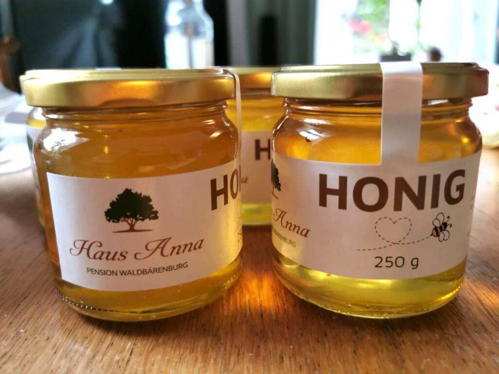 Honig aus eigener Imkerei im Glas