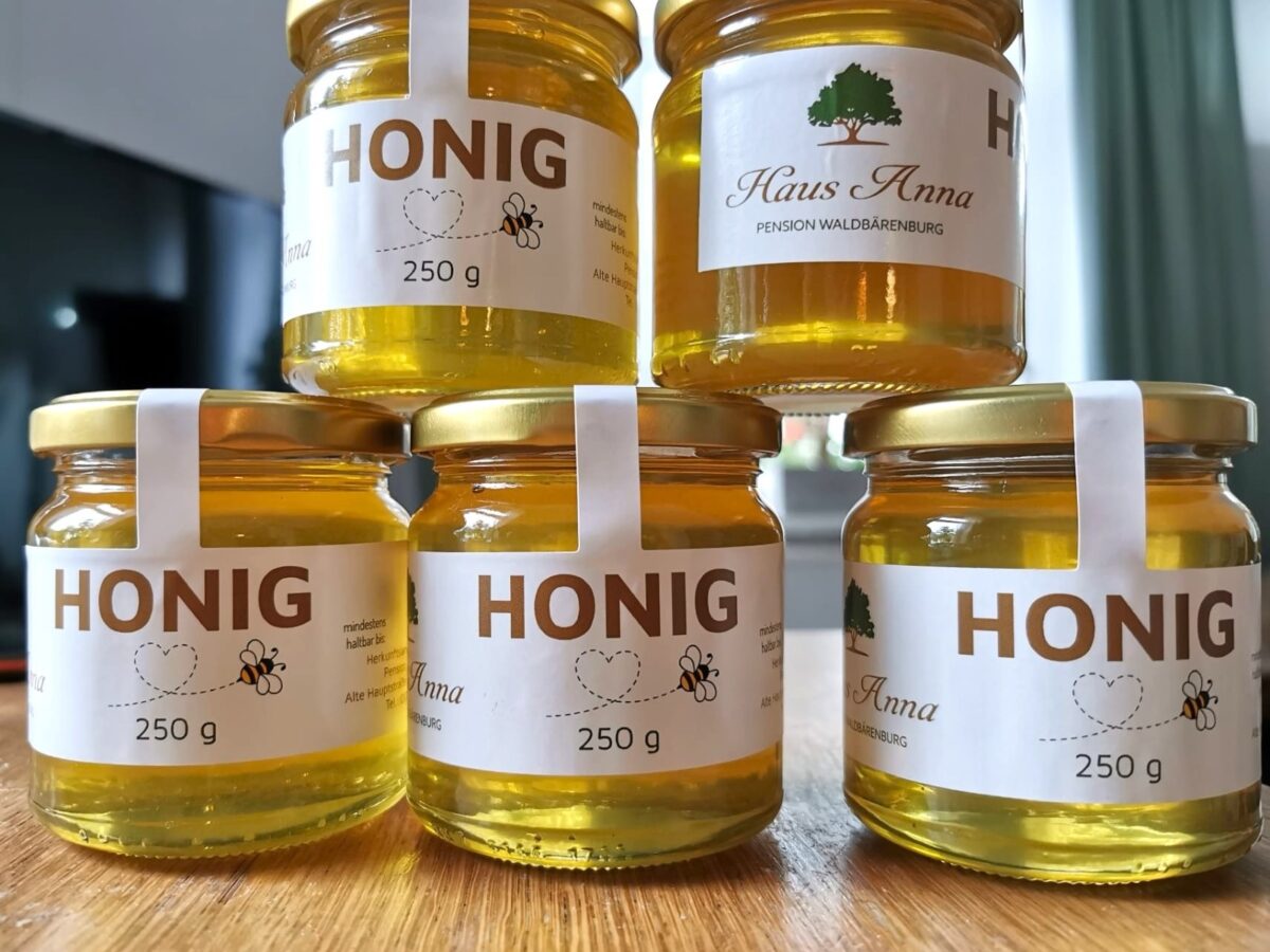 Gläser mit Honig aus dem Garten des Waldhaus Anna