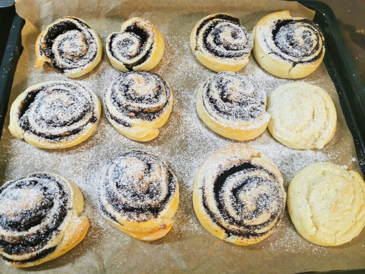 Frisch gebackene Mohnschnecken