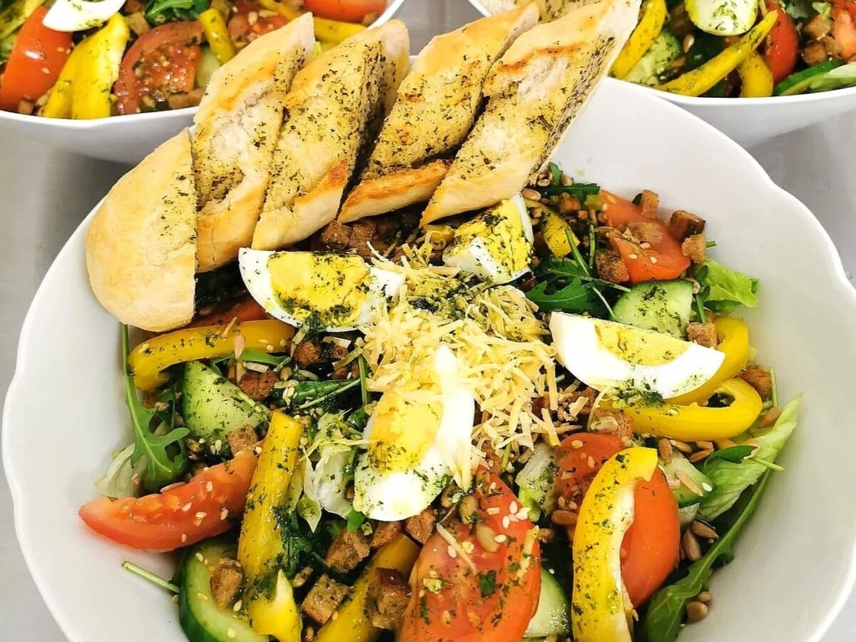 Bunter Salat mit Ei und Knoblauchbrot