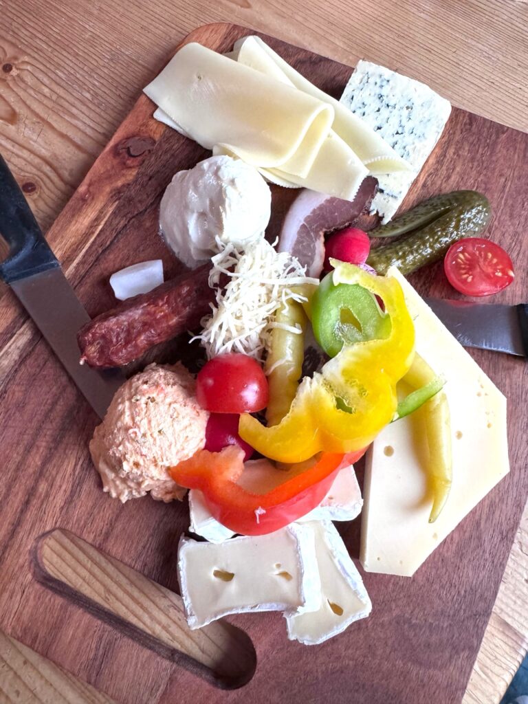 Erzgebirgische Vesper-Platte mit Wurst, Käse und Gemüse