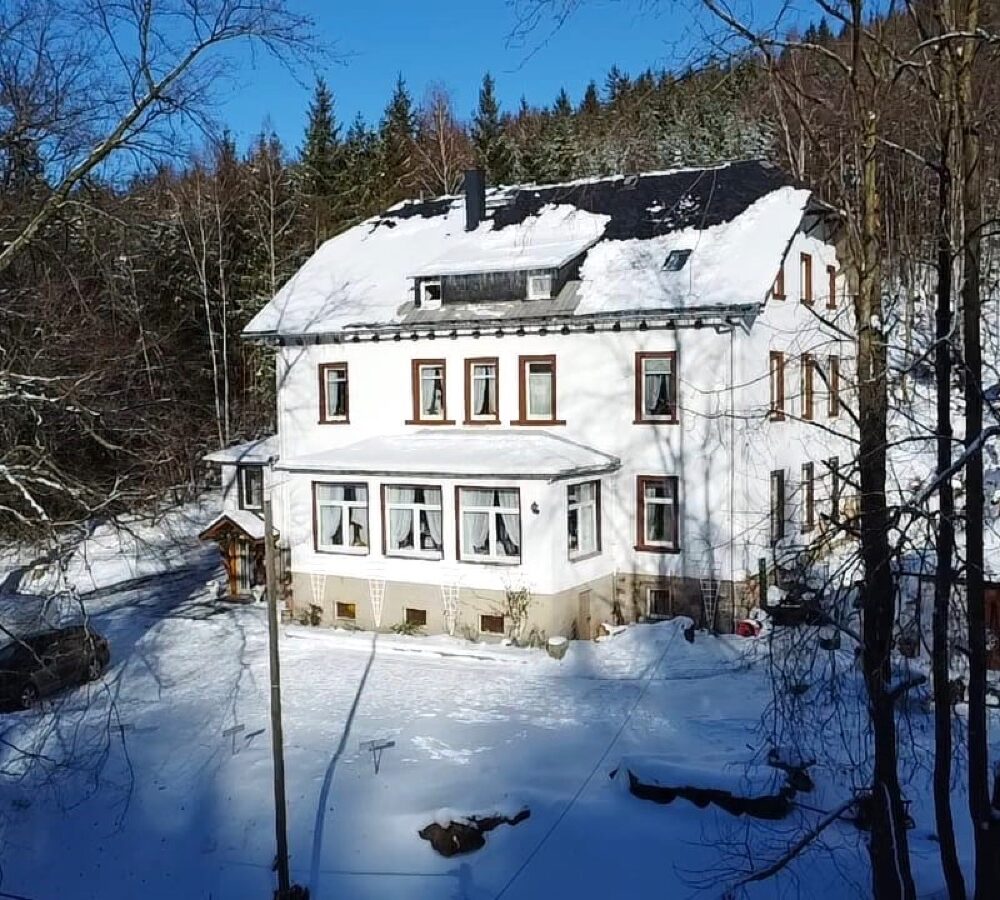 Waldhaus Anna im verschneiten Wald